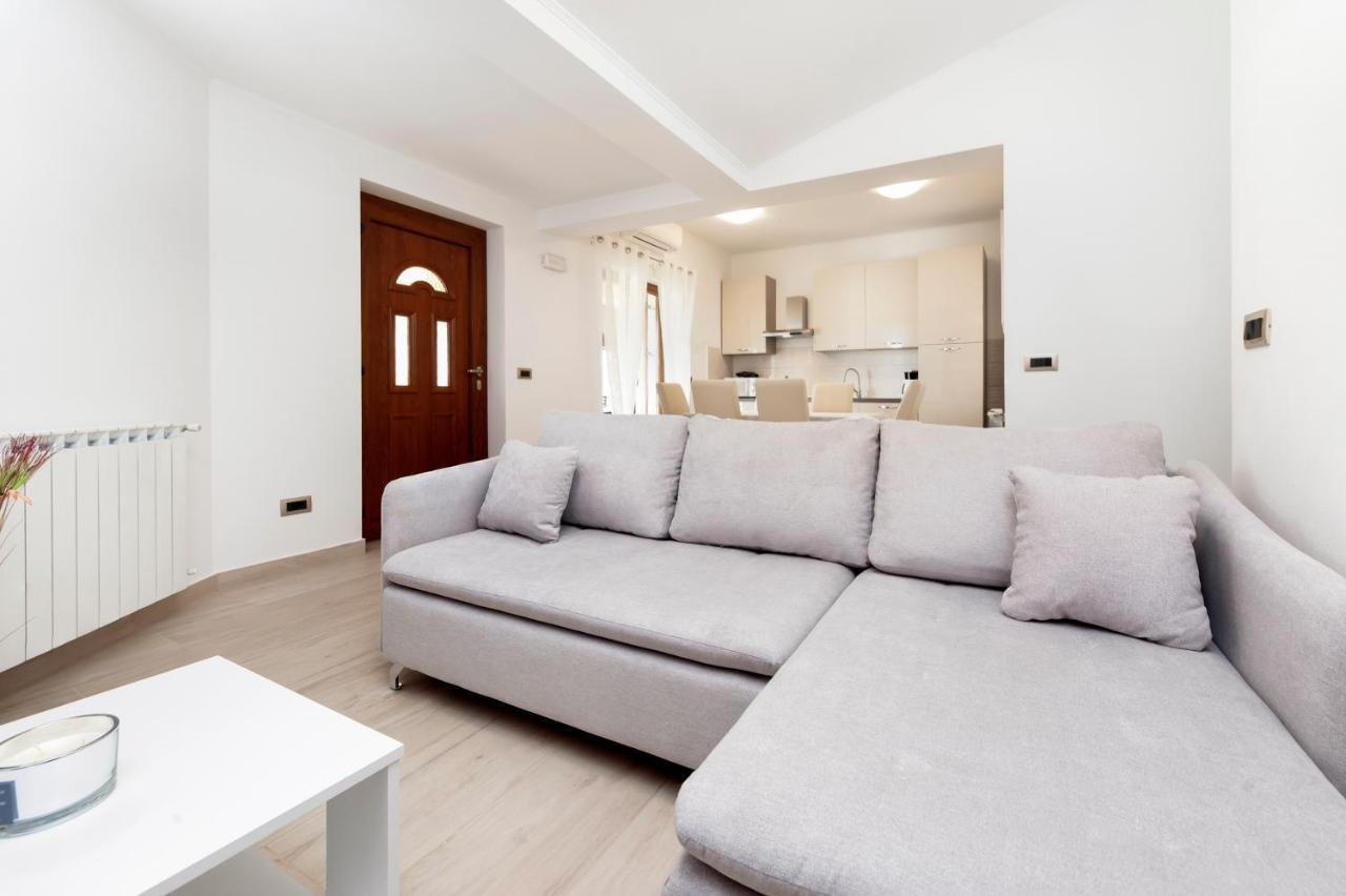 Comfort Apartments Karla ロヴィニ エクステリア 写真