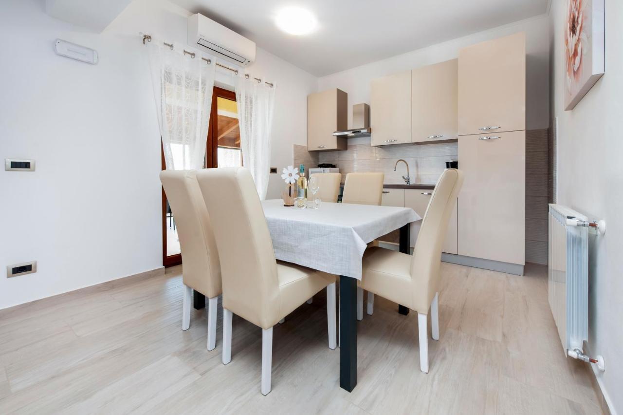 Comfort Apartments Karla ロヴィニ エクステリア 写真