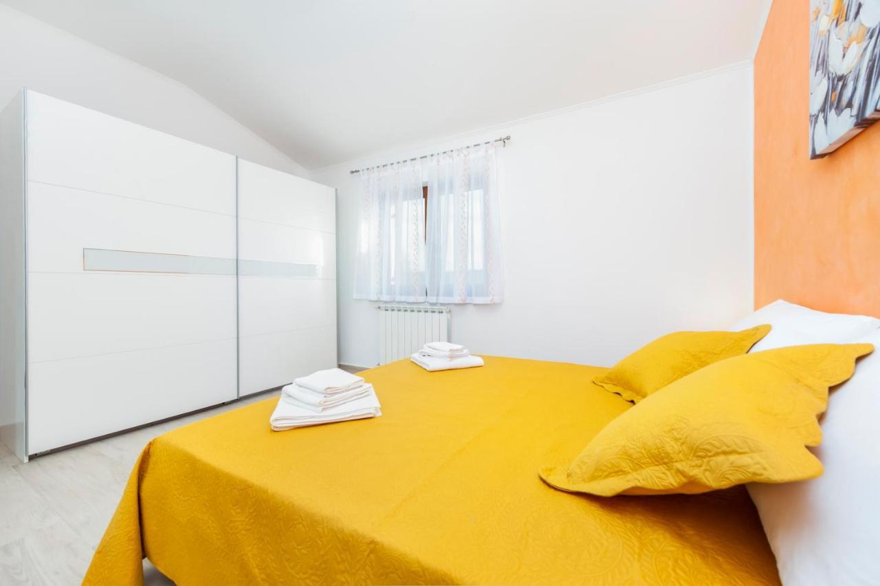 Comfort Apartments Karla ロヴィニ エクステリア 写真