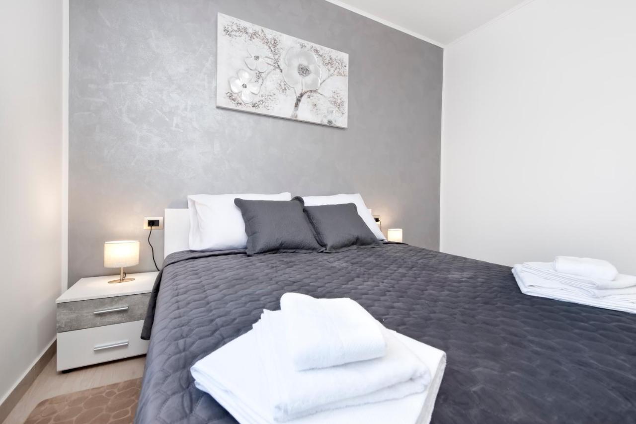 Comfort Apartments Karla ロヴィニ エクステリア 写真