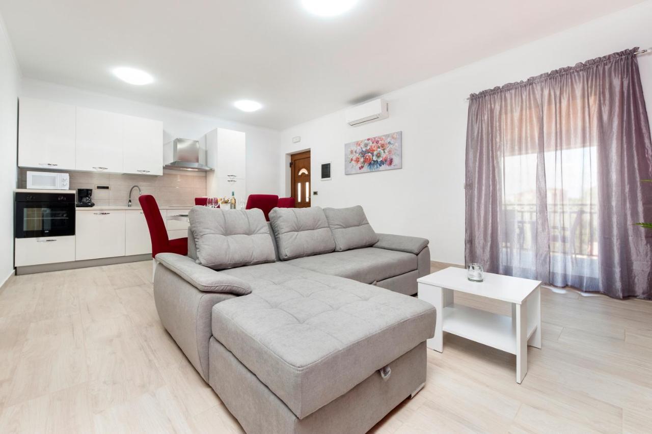 Comfort Apartments Karla ロヴィニ エクステリア 写真