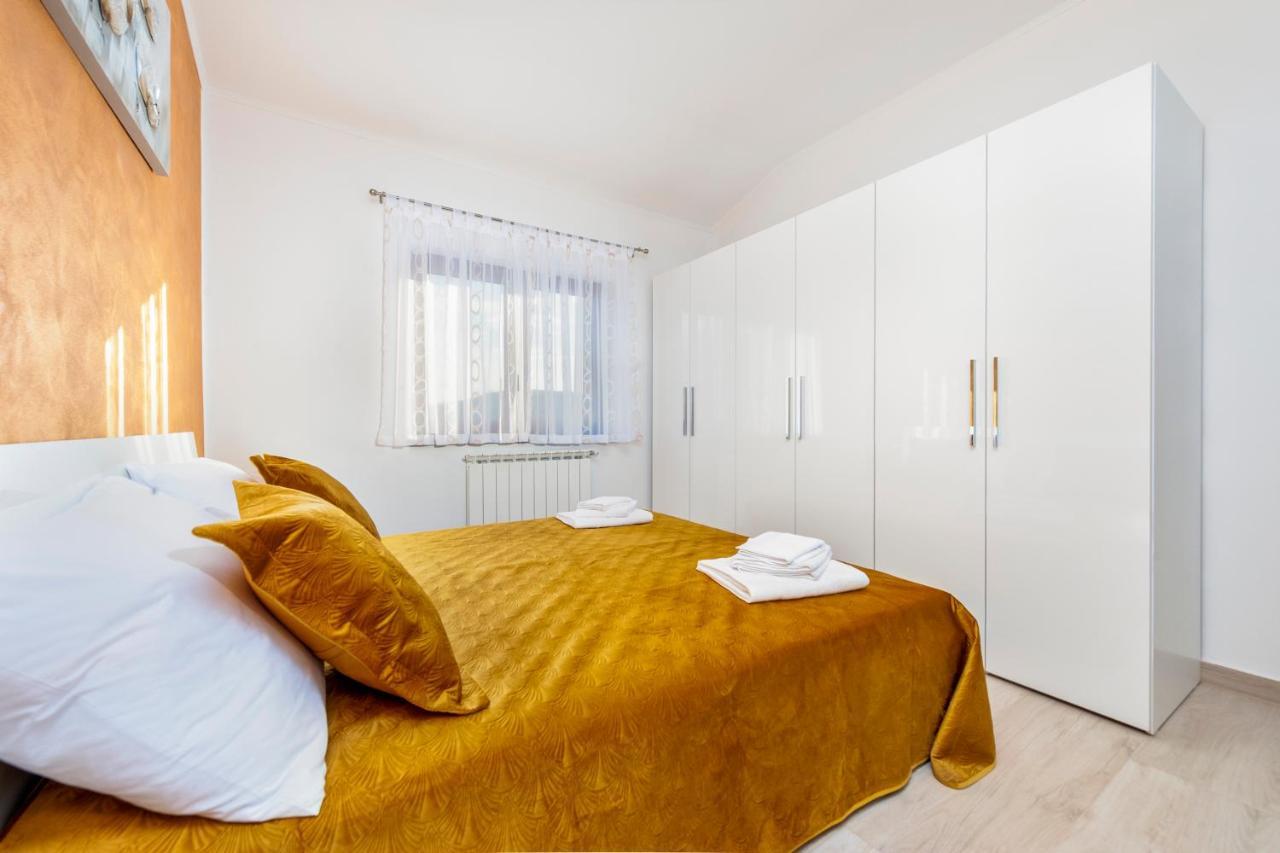 Comfort Apartments Karla ロヴィニ エクステリア 写真