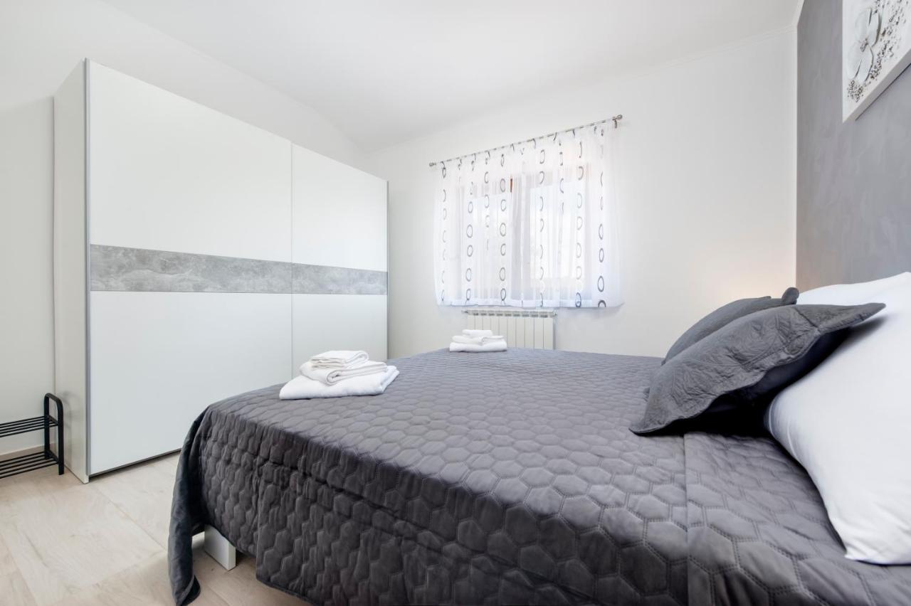 Comfort Apartments Karla ロヴィニ エクステリア 写真
