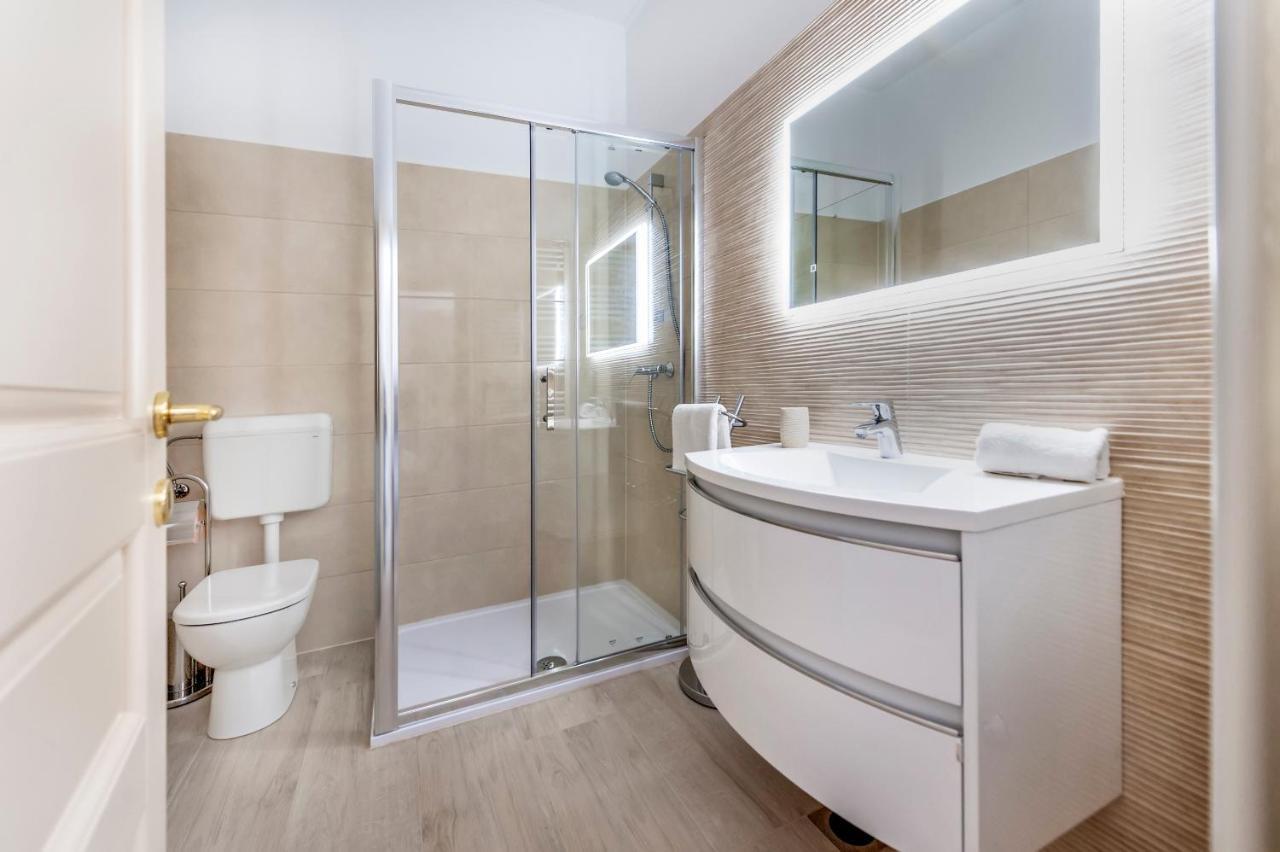 Comfort Apartments Karla ロヴィニ エクステリア 写真