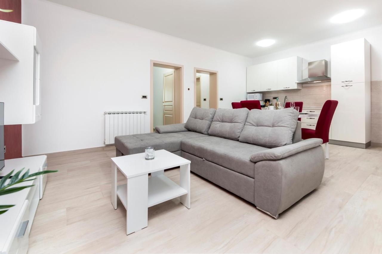 Comfort Apartments Karla ロヴィニ エクステリア 写真